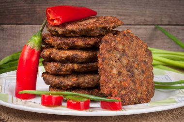 karaciğer krep veya pirzola chili biber ve ahşap bir zemin üzerine yeşil soğan ile