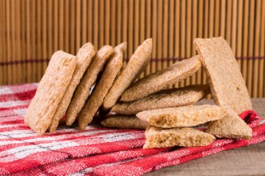 ahşap bir masa üzerinde gevrek ekmek yığını