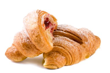 kruvasan ve kiraz yarısıyla pudra şekeri beyaz arka plan closeup izole reçel