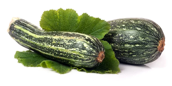 Zwei grüne Zucchini mit Blatt isoliert auf weißem Hintergrund — Stockfoto