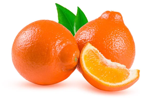 Два оранжевых мандарина или Минеола с ломтиком и листом изолированы на белом фоне — стоковое фото