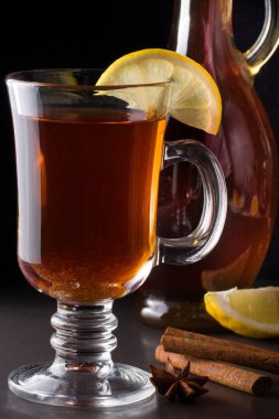 limon karanlık bir arka plan üzerinde mulled şarap