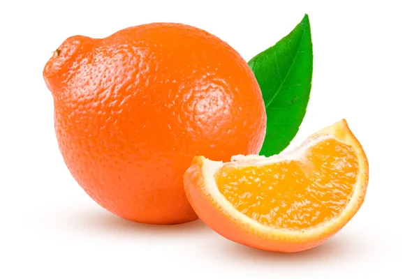 Πορτοκάλι, μανταρίνι ή Mineola με φέτα και φύλλων που απομονώνονται σε λευκό φόντο — Φωτογραφία Αρχείου