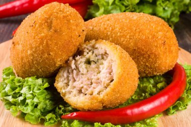 üç kızarmış ekmekli göğsü marul bir kesme tahtası ve ahşap arka plan ile