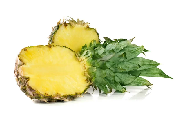 Ananas coupé en deux moitiés isolé sur fond blanc — Photo