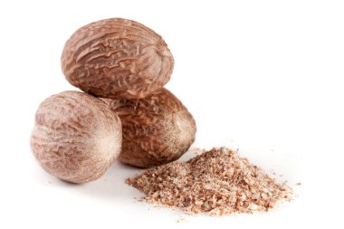 Üç küçük hindistan cevizi ve beyaz arka plan üzerinde izole toz