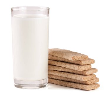 bardak süt beyaz arka plan üzerinde izole tahıl crispbreads yığını ile