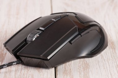 Beyaz ahşap arka plan yakın siyah bilgisayar fare