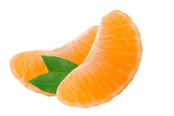 Due fette di mandarino con foglie isolate su fondo bianco — Foto Stock