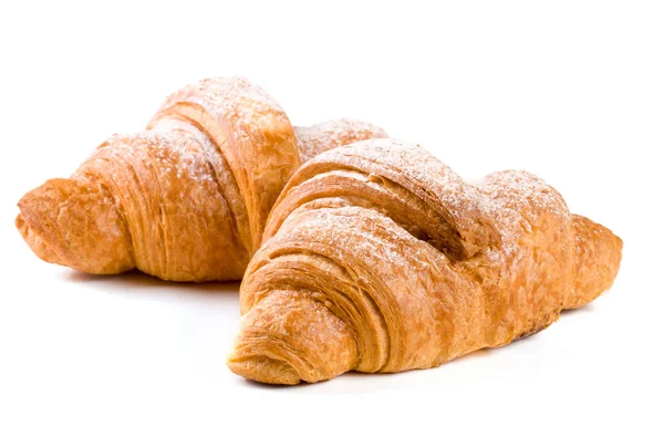 Dos croissant espolvoreado con azúcar en polvo aislado sobre un fondo blanco primer plano — Foto de Stock