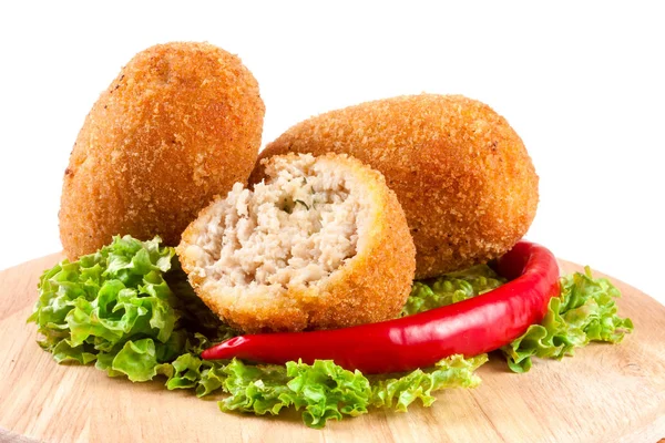 Trois escalopes panées frites avec de la laitue sur un fond blanc isolé planche à découper — Photo