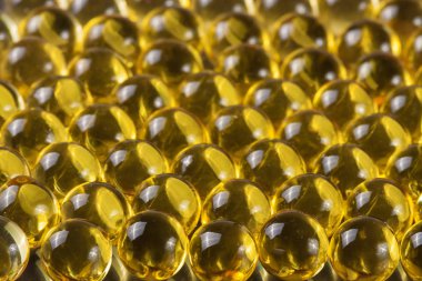 bir sürü balık yağı kapsülleri karanlık bir arka plan üzerinde