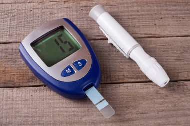 eski bir ahşap zemin üzerine kan şekeri ölçüm cihazı