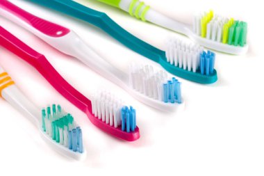 Bir beyaz arka plan closeup izole beş diş fırçaları