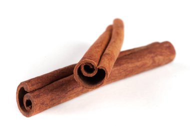 beyaz zemin üzerinde izole iki tarçın sopa