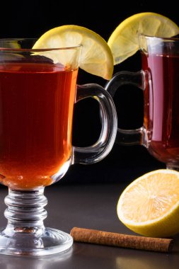 limon karanlık bir arka plan üzerinde mulled şarap