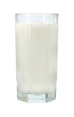Beyaz arkaplanda izole edilmiş bir bardak süt
