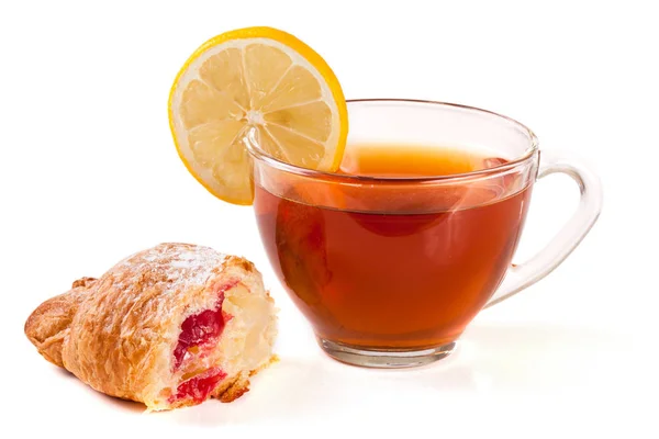 Egy csésze tea elszigetelt fehér háttér Vértes kifli — Stock Fotó