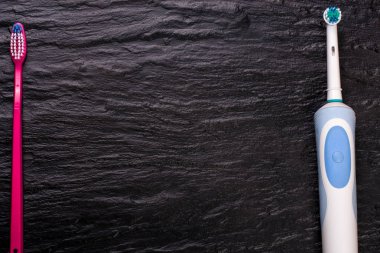 Elektrik ve el ile diş fırçaları kopya alanı metniniz için zemin üzerine. Üstten Görünüm