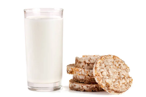 Склянка молока з зерновими хрусткими хлібами ізольовані на білому тлі — стокове фото