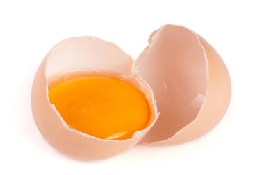 Kırık yumurta sarısı ve yumurta kabuğu üzerinde izole beyaz arka plan ile