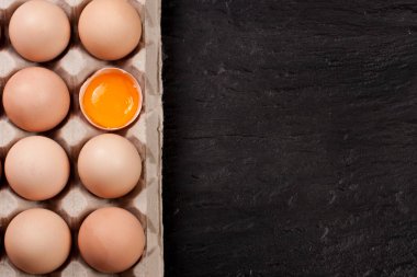 bir tepsi ile kopya alanı metniniz için karanlık bir arka plan üzerinde yumurtalar. Üstten Görünüm