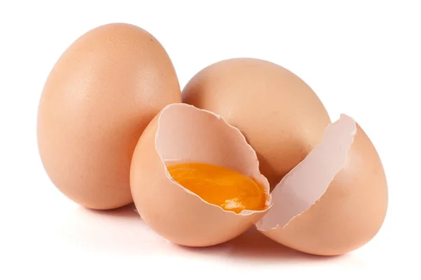 Dois ovos inteiros e ovos partidos isolados sobre fundo branco — Fotografia de Stock