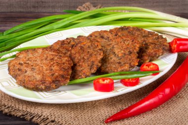 karaciğer krep veya pirzola chili biber ve ahşap bir zemin üzerine yeşil soğan ile