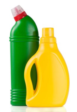 Beyaz arka plan üzerinde izole temizleyiciler iki şişe