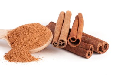 Üç tarçın ve toz Beyaz arka plan üzerinde izole kaşık ile