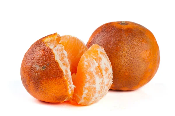 Due mandarini danneggiati isolati su fondo bianco — Foto Stock
