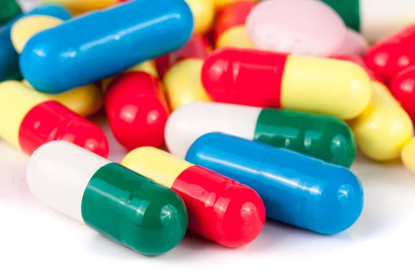 Pillole colorate isolate su sfondo bianco — Foto Stock