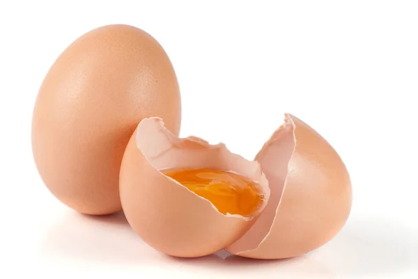 Um ovo marrom e ovo quebrado isolado no fundo branco — Fotografia de Stock