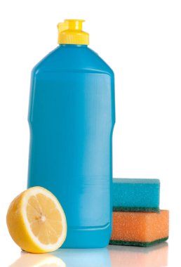 sünger ve beyaz arka plan üzerinde izole limon ile bulaşık yıkama deterjanı