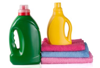 şişe çamaşır deterjanı ve beyaz arka plan üzerinde izole havlu ile saç kremi