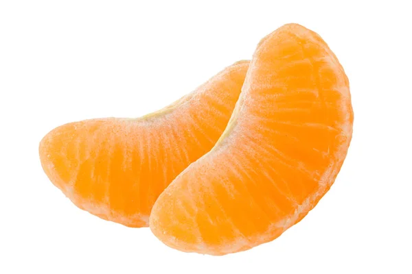 Duas fatias de tangerina isoladas em fundo branco — Fotografia de Stock