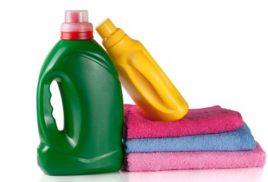 şişe çamaşır deterjanı ve beyaz arka plan üzerinde izole havlu ile saç kremi