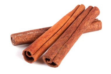 beyaz zemin üzerinde izole üç tarçın sopa