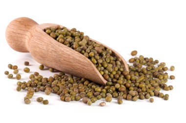 Beyaz arka plan üzerinde izole bir ahşap kürek Mung fasulye