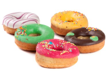 Beyaz arka plan üzerinde izole sırlı donuts yığını