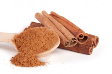 Üç tarçın ve toz Beyaz arka plan üzerinde izole kaşık ile