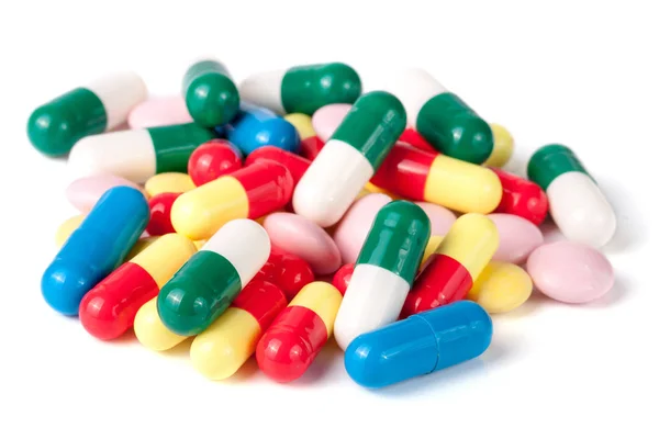 Πολύχρωμα χάπια που απομονώνονται σε λευκό φόντο — Φωτογραφία Αρχείου