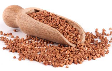 Beyaz arka plan üzerinde izole bir ahşap Kepçe buğday