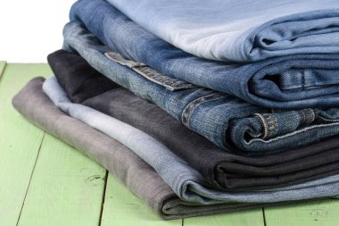 kot yeşil ahşap zemin üzerine yığını