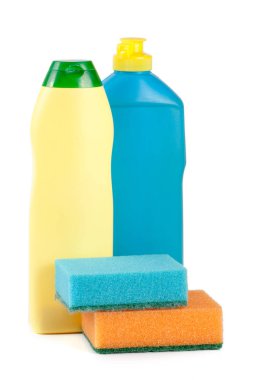 Beyaz arka plan üzerinde izole sünger ile bulaşık yıkama deterjanı