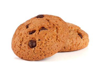 Beyaz arka planda çikolatalı yulaflı kurabiyeler.