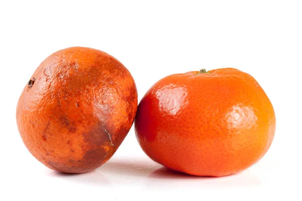 Mandarino fresco e danneggiato isolato su fondo bianco — Foto Stock