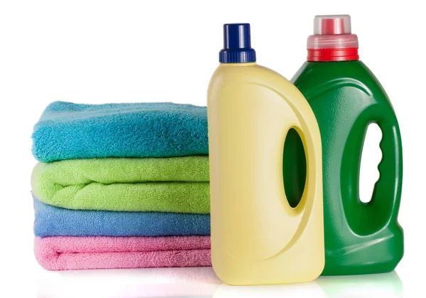 Bouteille détergent à lessive et après-shampooing avec serviettes isolées sur fond blanc — Photo