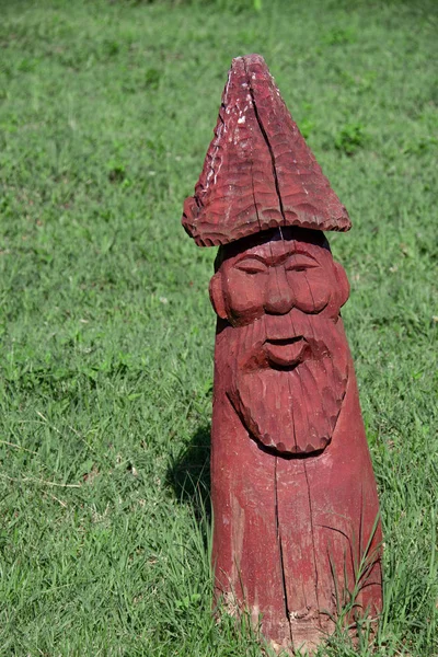 Estatua de madera en forma de hombre en el parque — Foto de Stock