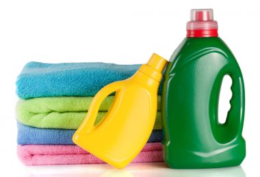 şişe çamaşır deterjanı ve beyaz arka plan üzerinde izole havlu ile saç kremi